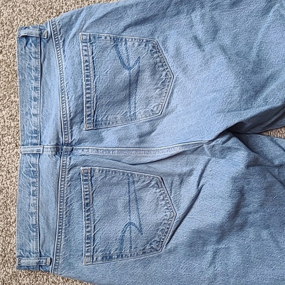 American Eagle high-rise Mom Jean. Size 6. - Picture 6 of 6